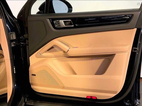 Certified 2023 Porsche Cayenne Platinum Edition AWD/4WD image 26