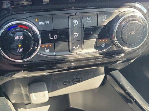 Used 2024 Chevrolet Trax LT w/ LT Convenience Package FWD image 30