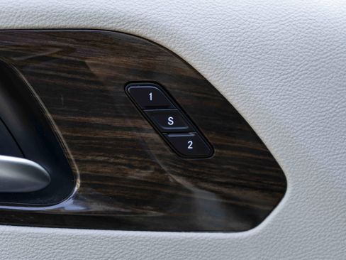 Used 2022 Chrysler Pacifica Limited w/ Uconnect Theater Family Group image 37