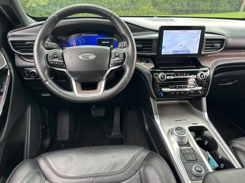 Used 2023 Ford Explorer Platinum image 16