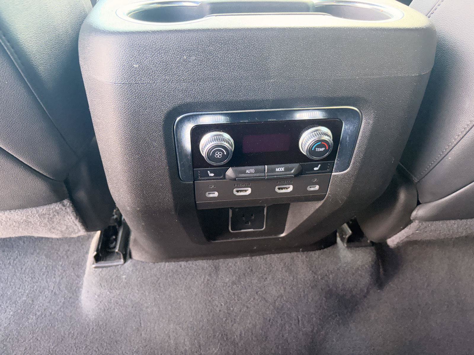 Used 2024 GMC Yukon XL AT4 w/ Technology Package AWD/4WD image 13