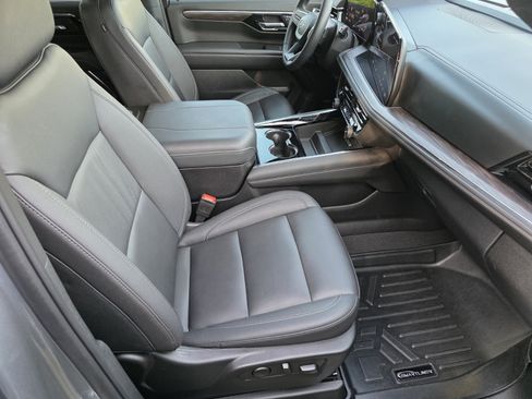 Used 2025 Chevrolet Tahoe Z71 w/ Z71 Off-Road Package AWD/4WD image 3