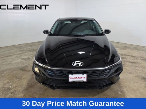Used 2025 Hyundai Elantra SE image 2