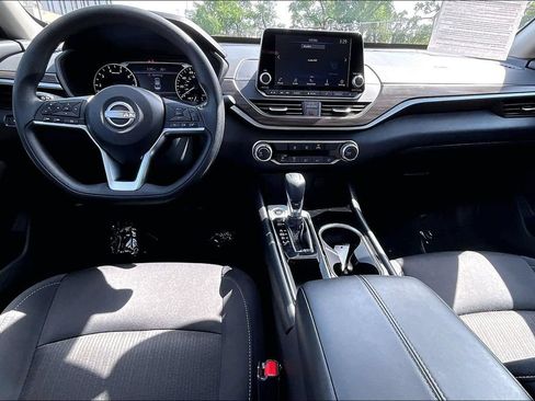 Used 2024 Nissan Altima 2.5 SV FWD image 14