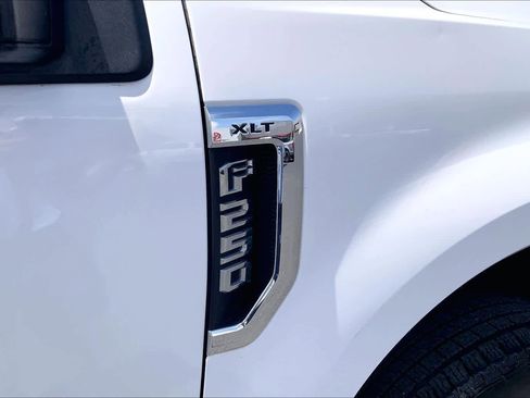 Used 2019 Ford F250 XLT w/ Camper Package AWD/4WD image 10