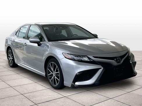 Used 2021 Toyota Camry SE image 2