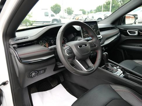 Used 2025 Jeep Compass Trailhawk AWD/4WD image 3