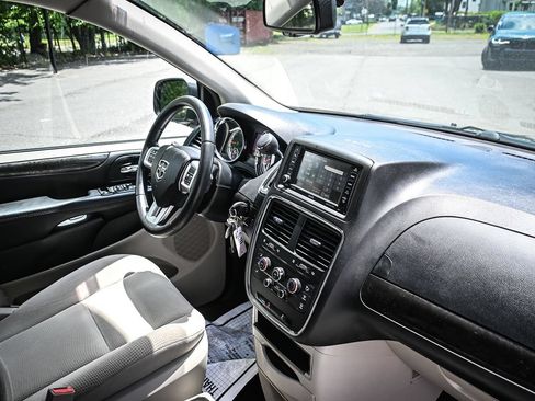 Used 2018 Dodge Grand Caravan SE w/ UConnect Hands-Free Group FWD image 22