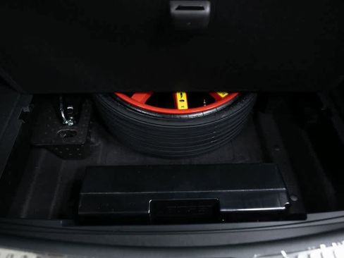 Certified 2025 Porsche Macan image 17