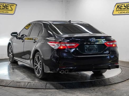 Used 2020 Toyota Camry SE w/ Sunroof Package FWD image 2