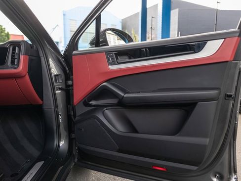 Certified 2025 Porsche Cayenne Coupe image 34