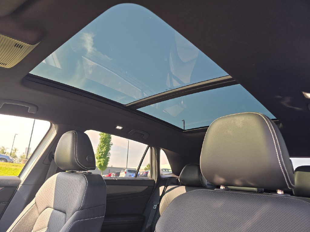 Used 2024 Volkswagen Atlas Cross Sport SE w/ Panoramic Sunroof Package AWD/4WD image 2