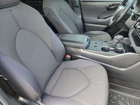 Used 2023 Toyota Highlander LE FWD image 10