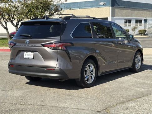 Used 2022 Toyota Sienna XLE w/ XLE Plus Package image 6