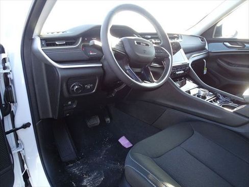 Certified 2023 Jeep Grand Cherokee Laredo w/ Luxury Tech Group I AWD/4WD image 23