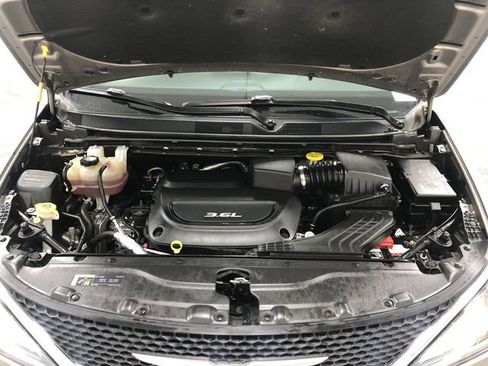 Used 2018 Chrysler Pacifica Touring-L Plus w/ Advanced Safetytec Group image 25