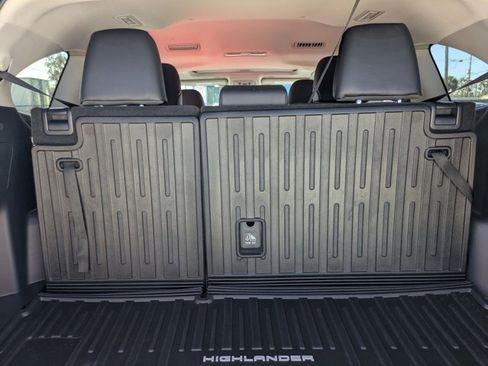 Certified 2024 Toyota Highlander XLE image 6