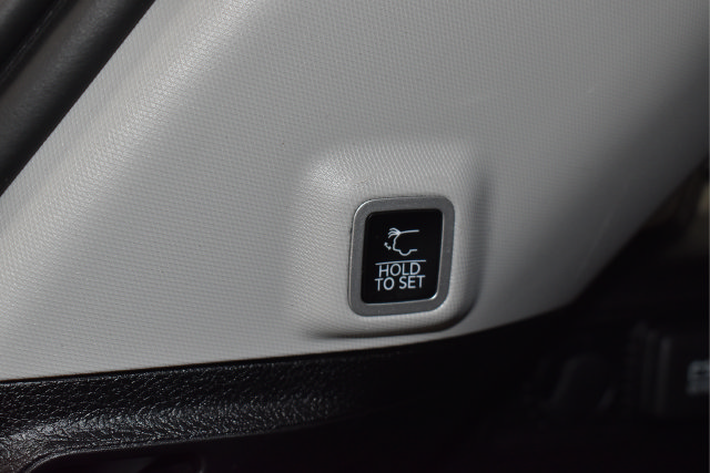 Used 2023 Jeep Grand Cherokee Limited w/ Black Appearance Package AWD/4WD image 16