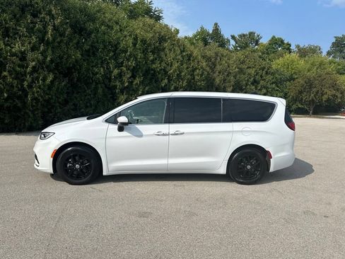 Used 2023 Chrysler Pacifica Touring-L FWD image 3