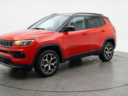 Used 2025 Jeep Compass Limited image 3