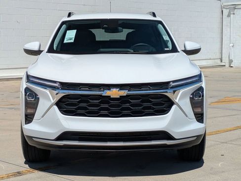 Used 2025 Chevrolet Trax LT w/ LT Convenience Package FWD image 2