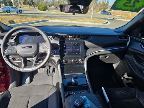 Used 2025 Jeep Grand Cherokee L Laredo image 14