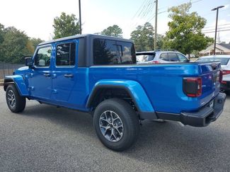 New 2025 Jeep Gladiator Sport AWD/4WD video 4