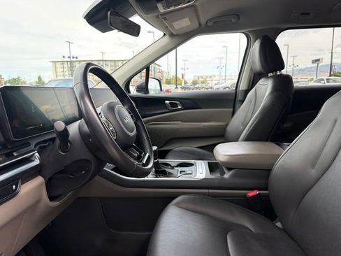 Used 2025 Kia Carnival FWD image 19
