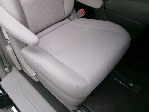 Used 2018 Kia Sedona L image 30