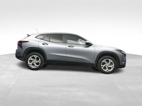 Used 2025 Chevrolet Trax LS w/ LS Convenience Package FWD image 15