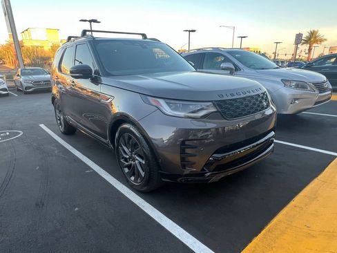 Used 2024 Land Rover Discovery Dynamic SE AWD/4WD image 3