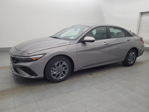 Used 2024 Hyundai Elantra SEL image 2