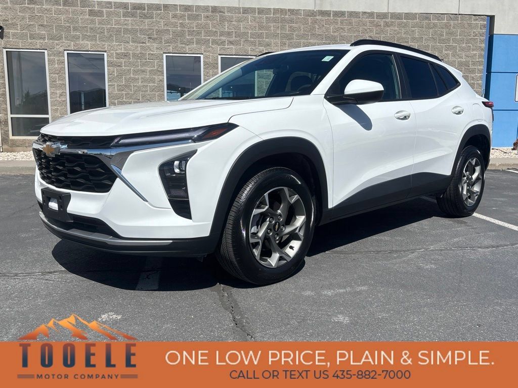 Certified 2025 Chevrolet Trax LT FWD image 1