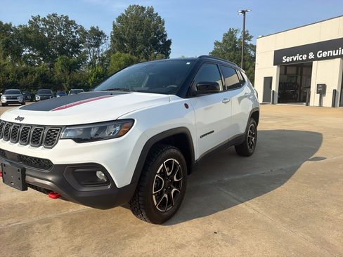 Used 2025 Jeep Compass Trailhawk AWD/4WD image 1