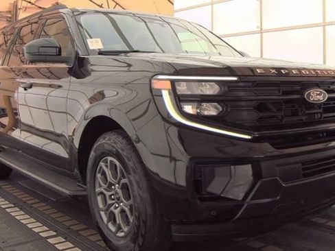 Used 2025 Ford Expedition Max Active AWD/4WD image 2
