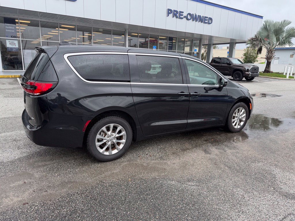 Used 2023 Chrysler Pacifica Touring-L AWD/4WD image 3