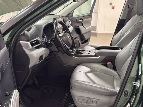 Used 2023 Toyota Highlander XLE image 12