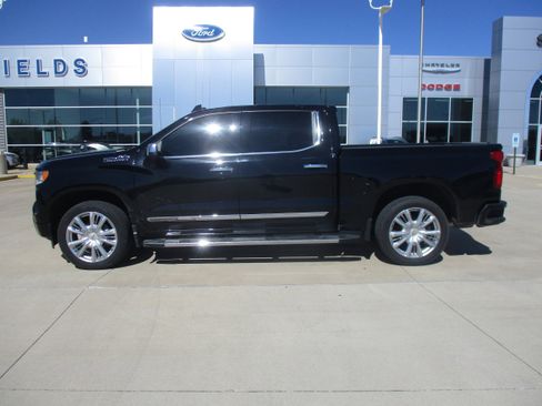 Used 2022 Chevrolet Silverado 1500 High Country w/ High Country Premium Package AWD/4WD image 3