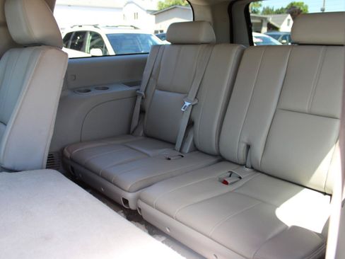 Used 2011 GMC Yukon XL SLT w/ SLT-2 Equipment Package AWD/4WD image 14