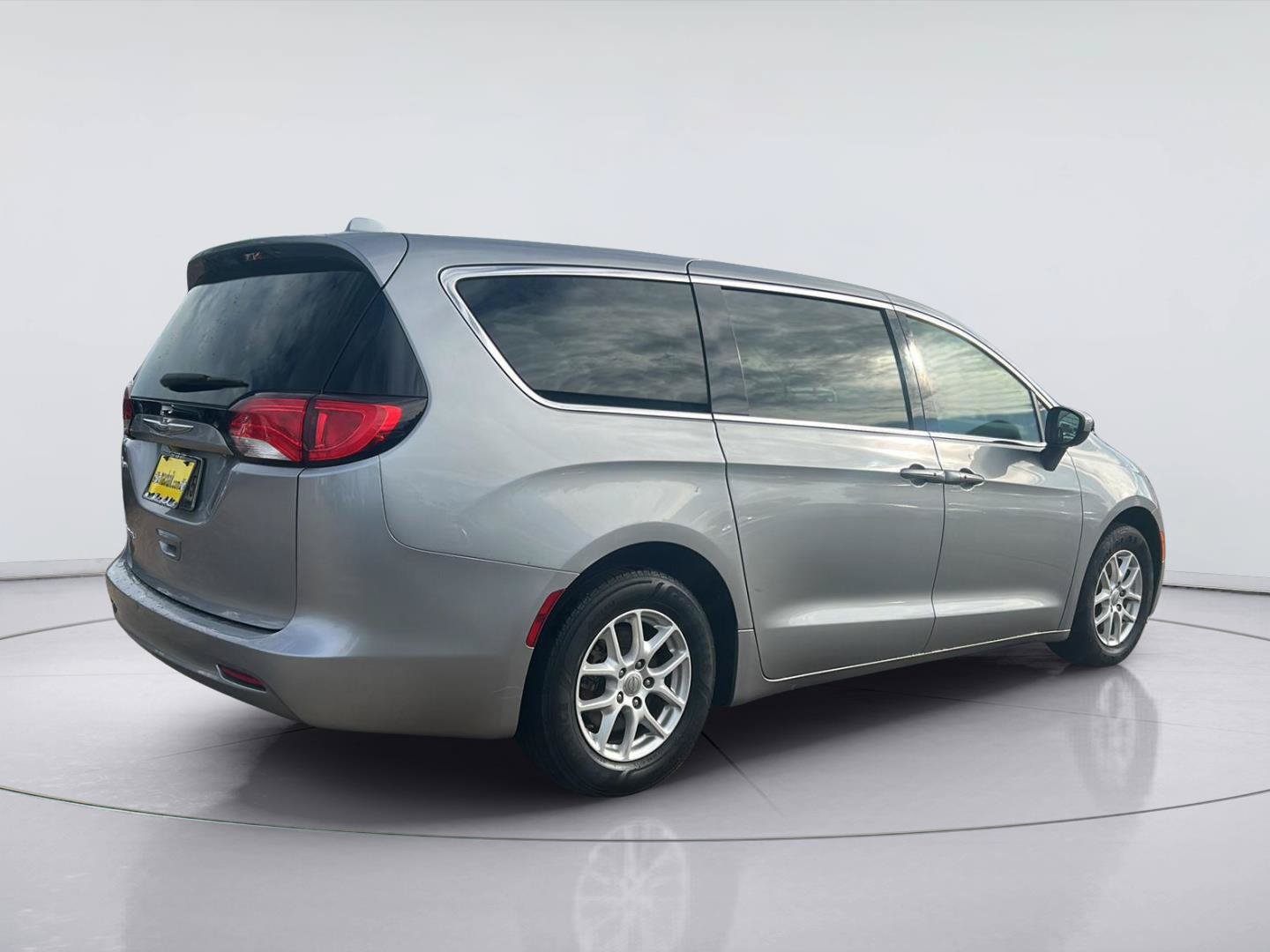 Used 2017 Chrysler Pacifica Touring FWD image 4