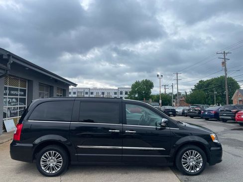 Used 2013 Chrysler Town & Country Touring-L w/ Entertainment Group #2 FWD image 17