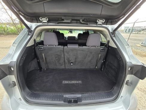 Used 2022 Toyota Highlander LE image 33
