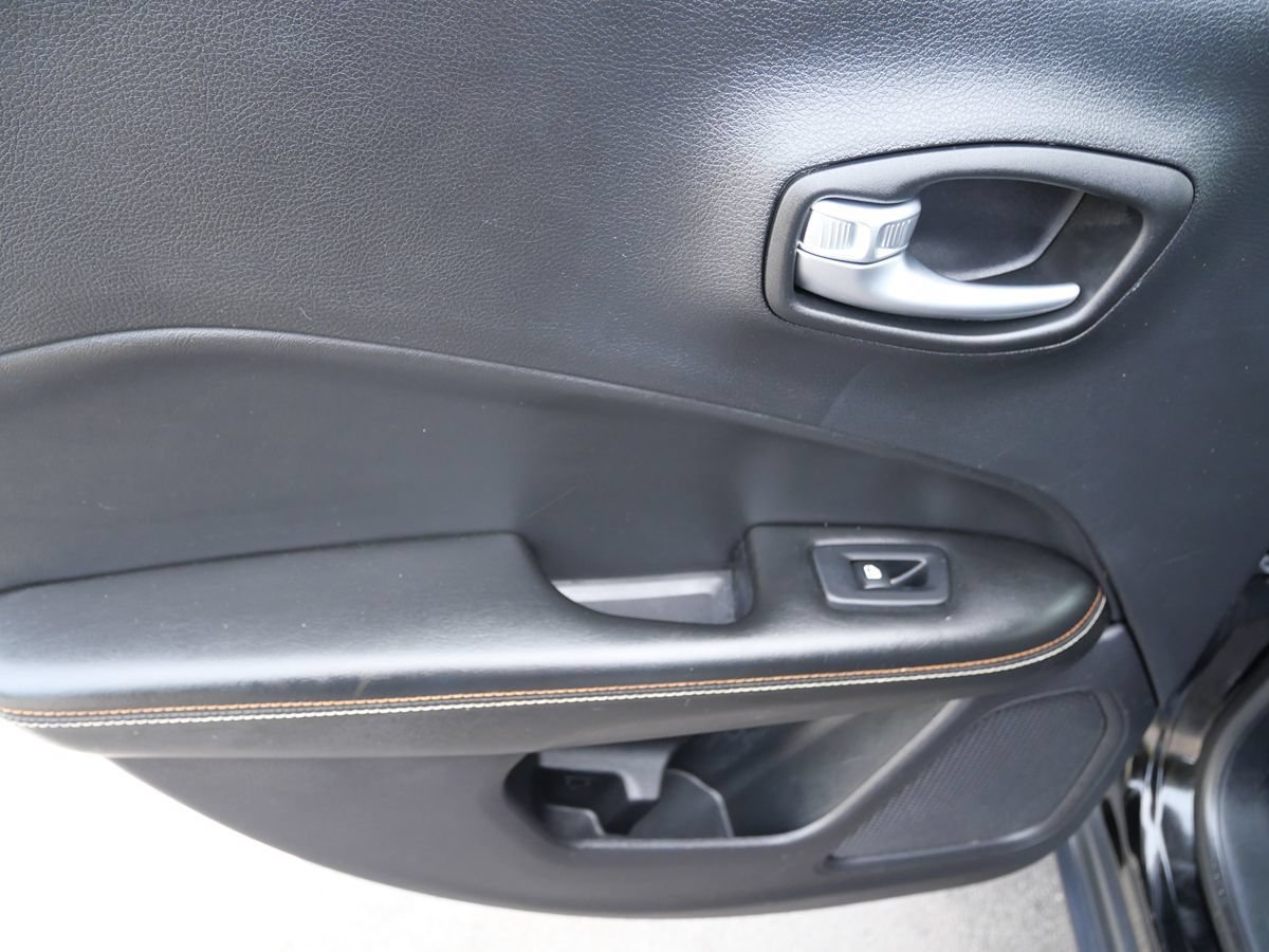 Used 2018 Jeep Compass Latitude w/ Cold Weather Group AWD/4WD image 24