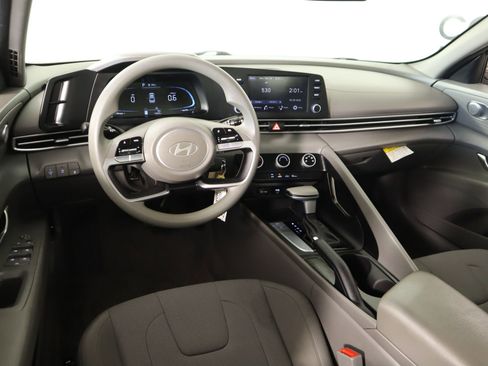 Used 2024 Hyundai Elantra SE FWD image 2
