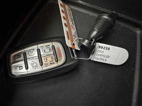 Used 2025 Chrysler Pacifica Select FWD image 2