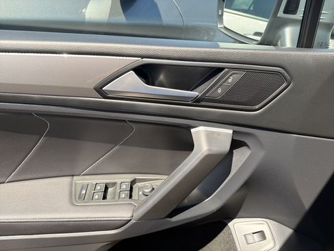 Used 2024 Volkswagen Tiguan SE w/ Panoramic Sunroof Package AWD/4WD image 14