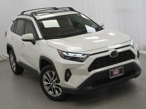 Used 2022 Toyota RAV4 XLE Premium image 9