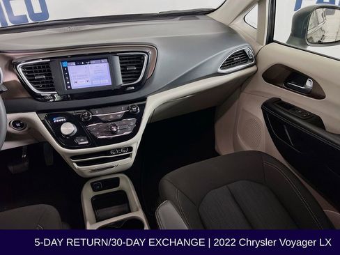Used 2022 Chrysler Voyager LX image 27