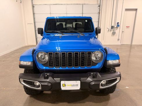 Used 2025 Jeep Gladiator Sport AWD/4WD image 2