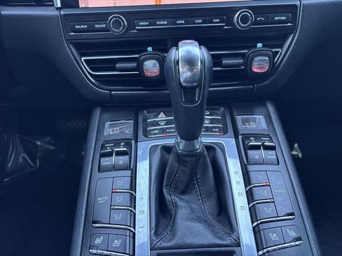 Used 2019 Porsche Macan image 18